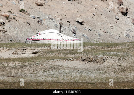 Kirgisische Jurte in der Landschaft rund um Karakul-See (See ist 3.600 Meter über dem Meeresspiegel, am Fuße des Berges Maztagata) Xinjang, China. Stockfoto