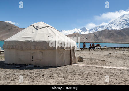 Kirgisische Jurte in der Landschaft rund um Karakul-See (See ist 3.600 Meter über dem Meeresspiegel, am Fuße des Berges Maztagata) Xinjang, China. Stockfoto