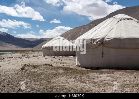 Kirgisische Jurte in der Landschaft rund um Karakul-See (See ist 3.600 Meter über dem Meeresspiegel, am Fuße des Berges Maztagata) Xinjang, China. Stockfoto