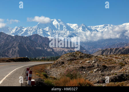 Spektakuläre Aussicht auf das Pamir-Gebirge vom Karakorum Highway, Xinjiang Autonome Region, China. Stockfoto