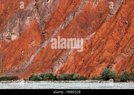 GEZ-Fluss und der rote Berg entlang der Karakorum-Autobahn, Autonome Region Xinjiang, China. Stockfoto