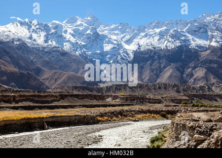 Spektakuläre Aussicht auf das Pamir-Gebirge vom Karakorum Highway, Xinjiang Autonome Region, China. Stockfoto