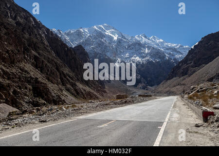 Spektakuläre Aussicht auf das Pamir-Gebirge vom Karakorum Highway, Xinjiang Autonome Region, China. Stockfoto