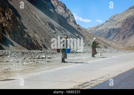 Menschen vor Ort entlang der Karakorum-Autobahn, Autonome Region Xinjiang, China. Stockfoto