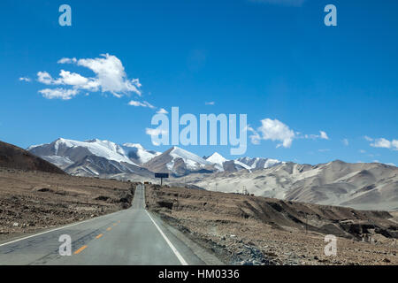Spektakuläre Aussicht auf das Pamir-Gebirge vom Karakorum Highway, Xinjiang Autonome Region, China. Stockfoto