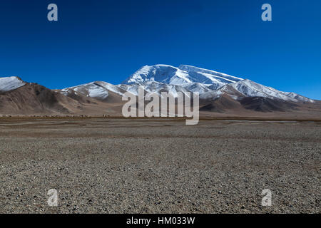 Muztagh ATA oder Muztagata am Karakul-See am Karakorum-Highway, Autonome Region Xinjiang, China. Stockfoto