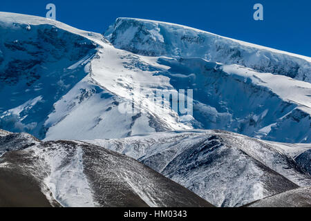 Muztagh ATA oder Muztagata am Karakul-See am Karakorum-Highway, Autonome Region Xinjiang, China. Stockfoto