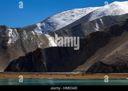 Spektakuläre Landschaft und Pamir-Gebirge entlang des Karakorum Highway, Autonome Region Xinjiang, China. Stockfoto