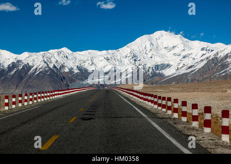 Spektakuläre Landschaft und Pamir-Gebirge entlang des Karakorum Highway, Autonome Region Xinjiang, China. Stockfoto