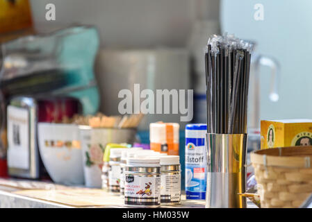 Bukarest, Rumänien - 11. September 2016: Strohhalme, Sahne und Kaffee Jar auf Getränke-Bar. Stockfoto