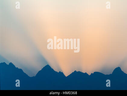 Spektakulärer Sonnenuntergang vom Karakorum Highway, Xinjiang Autonome Region, China. Stockfoto