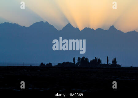 Spektakulärer Sonnenuntergang vom Karakorum Highway, Xinjiang Autonome Region, China. Stockfoto