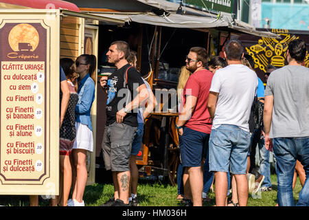 Bukarest, Rumänien - 11. September 2016: Menschenmenge Street Food bei örtlichen Fast-Food-Anbietern zu kaufen. Stockfoto