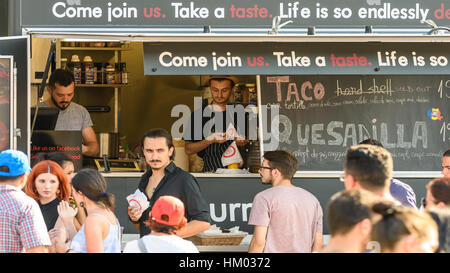 Bukarest, Rumänien - 11. September 2016: Menschenmenge Street Food bei örtlichen Fast-Food-Anbietern zu kaufen. Stockfoto