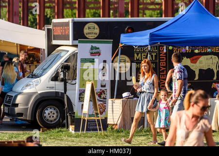 Bukarest, Rumänien - 11. September 2016: Menschenmenge Street Food bei örtlichen Fast-Food-Anbietern zu kaufen. Stockfoto