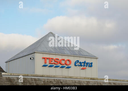 Extra Supermarkt Tesco Zeichen Stockfoto