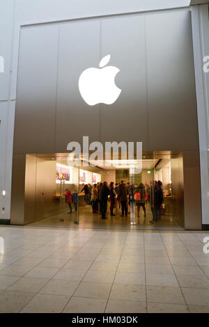 Eine vollständige Apple Store im Einkaufszentrum Intu in Milton Keynes, England Stockfoto