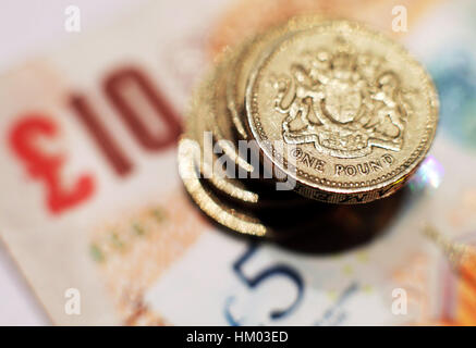 Ein Haufen von einem Pfund-Münzen auf fünf Pfund und zehn Pfund-Banknoten im Norden von London platziert. PRESSEVERBAND Foto. Bild Datum: Sonntag, 29. Januar 2017. Bildnachweis sollte lauten: Yui Mok/PA Wire Stockfoto