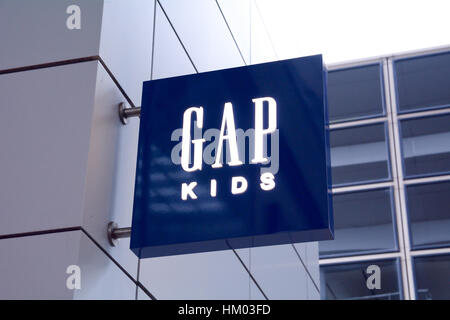 GAP Kids Schild an Wand vor Laden Stockfoto