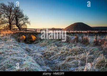 Ein Frostiger Morgen am Silbury Hill in Wiltshire. Stockfoto