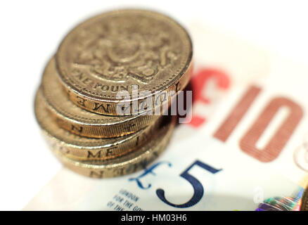 Ein Haufen von einem Pfund-Münzen auf fünf Pfund und zehn Pfund-Banknoten im Norden von London platziert. PRESSEVERBAND Foto. Bild Datum: Sonntag, 29. Januar 2017. Bildnachweis sollte lauten: Yui Mok/PA Wire Stockfoto