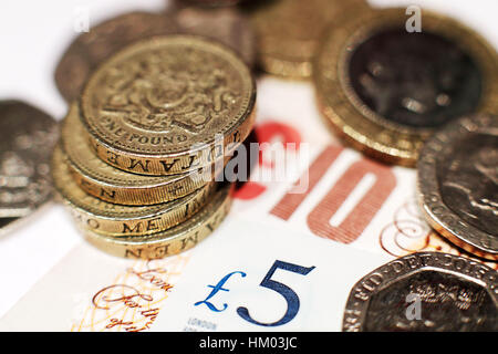 Ein Haufen von einem Pfund-Münzen auf fünf Pfund und zehn Pfund-Banknoten im Norden von London platziert. PRESSEVERBAND Foto. Bild Datum: Sonntag, 29. Januar 2017. Bildnachweis sollte lauten: Yui Mok/PA Wire Stockfoto