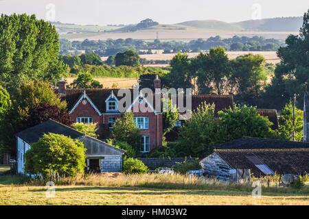 Typische englische Spätsommer Landschaft von sanften Hügeln und Ackerland in Wiltshire, England. Stockfoto