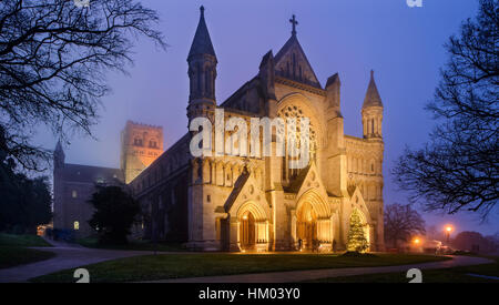 Main Eingang von St Albans Kathedrale an einem nebligen Abend, Vereinigtes Königreich Stockfoto