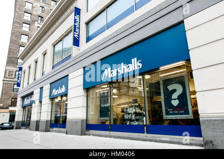 Die Front eines Marshalls Department Store in Manhattan. Stockfoto