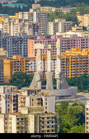 Wohnviertel mit vielen Wohnblocks und das Denkmal für die Partei Gründung in Pjöngjang, der Hauptstadt von Nordkorea. Stockfoto