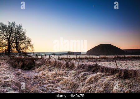 Ein Frostiger Morgen am Silbury Hill in Wiltshire. Stockfoto