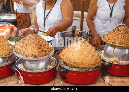 Frauen kochen auf asiatischen Straßenmarkt Stockfoto