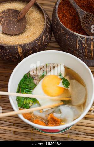 Nudelsuppe mit Ei und Gewürzen, Ansicht schließen Stockfoto