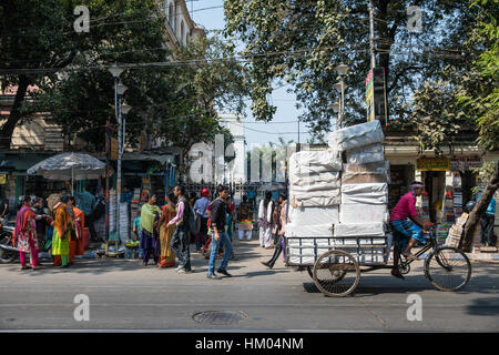 Menschen auf einer belebten Straße in Kolkata (Kalkutta), West Bengal, Indien. Stockfoto