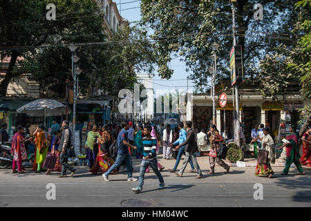 Menschen auf einer belebten Straße in Kolkata (Kalkutta), West Bengal, Indien. Stockfoto