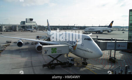 FRANKFURT, Deutschland - 12. Oktober 2014: Lufthansa Flug Boeing 747-8 Jumbo Jet bereit zum abheben. Die nationale Fluggesellschaft von GER und die größte Fluggesellschaft in Europa. Stockfoto