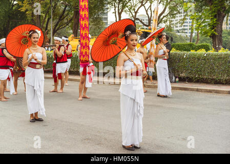 Schöne chinesische Womans mit Kleid traditionelle und rote Sonnenschirme zum chinesischen Neujahr. Stockfoto