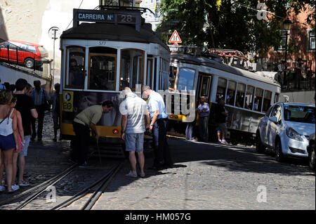 Straßenbahn-Zusammenbruch der Rua Sao Tome, Alfama, Lissabon, Lissabon, Portugal Stockfoto