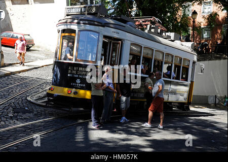 Straßenbahn-Zusammenbruch der Rua Sao Tome, Alfama, Lissabon, Lissabon, Portugal Stockfoto