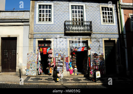 Souvenirladen, Azulejos keramische Fassade in Rua Sao Tome, Alfama, Lissabon, Lissabon, Portugal, Europa Stockfoto