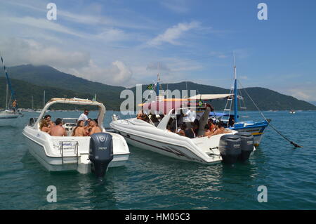 Einen herrlichen Blick auf die Insel Ilha Grande (Grosse Insel), der Gemeinde von Angra dos Reis, vor der Küste von Rio deJaneiro in Brasilien Stockfoto