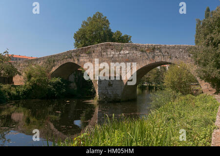 Romanische Brücke über Arnoia Fluss - 12. Jahrhundert, Allariz, Orense Provinz, Region Galicien, Spanien, Europa Stockfoto