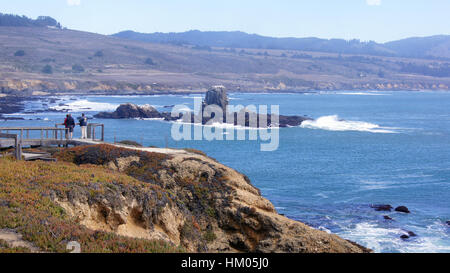 BIG SUR, Kalifornien, Vereinigte Staaten - 7. Oktober 2014: Klippen am Pacific Coast Highway Scenic anzeigen zwischen Monterey und Pismo Beach in Kalifornien entlang Highway No 1, USA Stockfoto