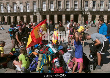 Pilgern in der Plaza del Obradoiro, Santiago de Compostela, La Coruña Provinz, Region Galicien, Spanien, Europa Stockfoto