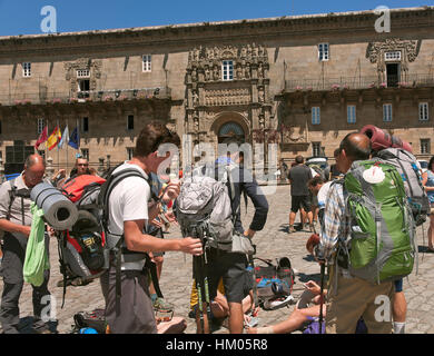 Pilgern in der Plaza del Obradoiro, Santiago de Compostela, La Coruña Provinz, Region Galicien, Spanien, Europa Stockfoto