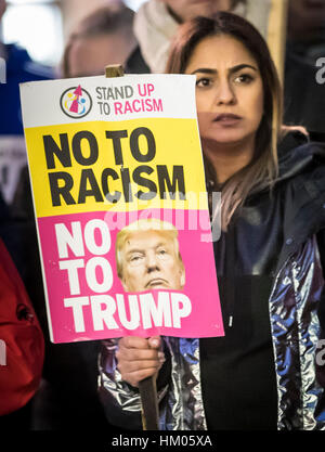 Protest gegen uns Präsident Donald Trump umstrittene Reiseverbot für Flüchtlinge und Menschen aus sieben überwiegend muslimischen Ländern findet in Leeds. Stockfoto