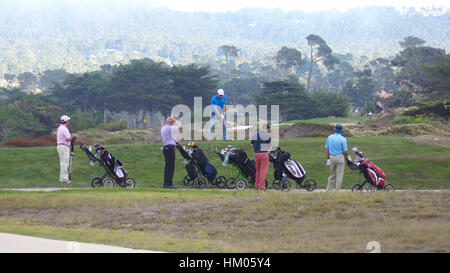 CARMEL, Kalifornien, Vereinigte Staaten - 6. Oktober 2014: Kameradschaft spielen in Pebble Beach Golf Course, der berühmte 17 Meilen Antriebsbereich gehört Stockfoto