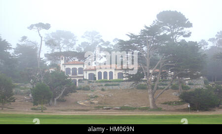 CARMEL, Kalifornien, Vereinigte Staaten - 6. Oktober 2014: schöne Häuser in Pebble Beach Golf Course, der berühmte 17 Meilen Antriebsbereich gehört Stockfoto