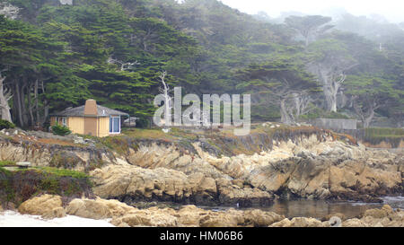 CARMEL, Kalifornien, Vereinigte Staaten - 6. Oktober 2014: schöne Häuser in Pebble Beach Golf Course, der berühmte 17 Meilen Antriebsbereich gehört Stockfoto