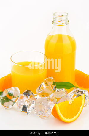 Glas und Flasche frisch gepressten Orangensaft auf weißem Hintergrund Stockfoto